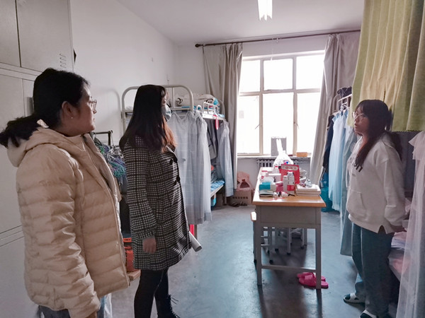 外国语学院领导深入走访全院学生宿舍