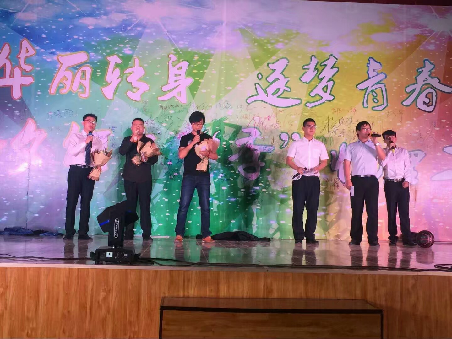            华丽转身 逐梦青春 今夕何夕 “季”忆理工               ————外国语学院2017毕业典礼暨“致青春”歌舞晚会圆满落幕