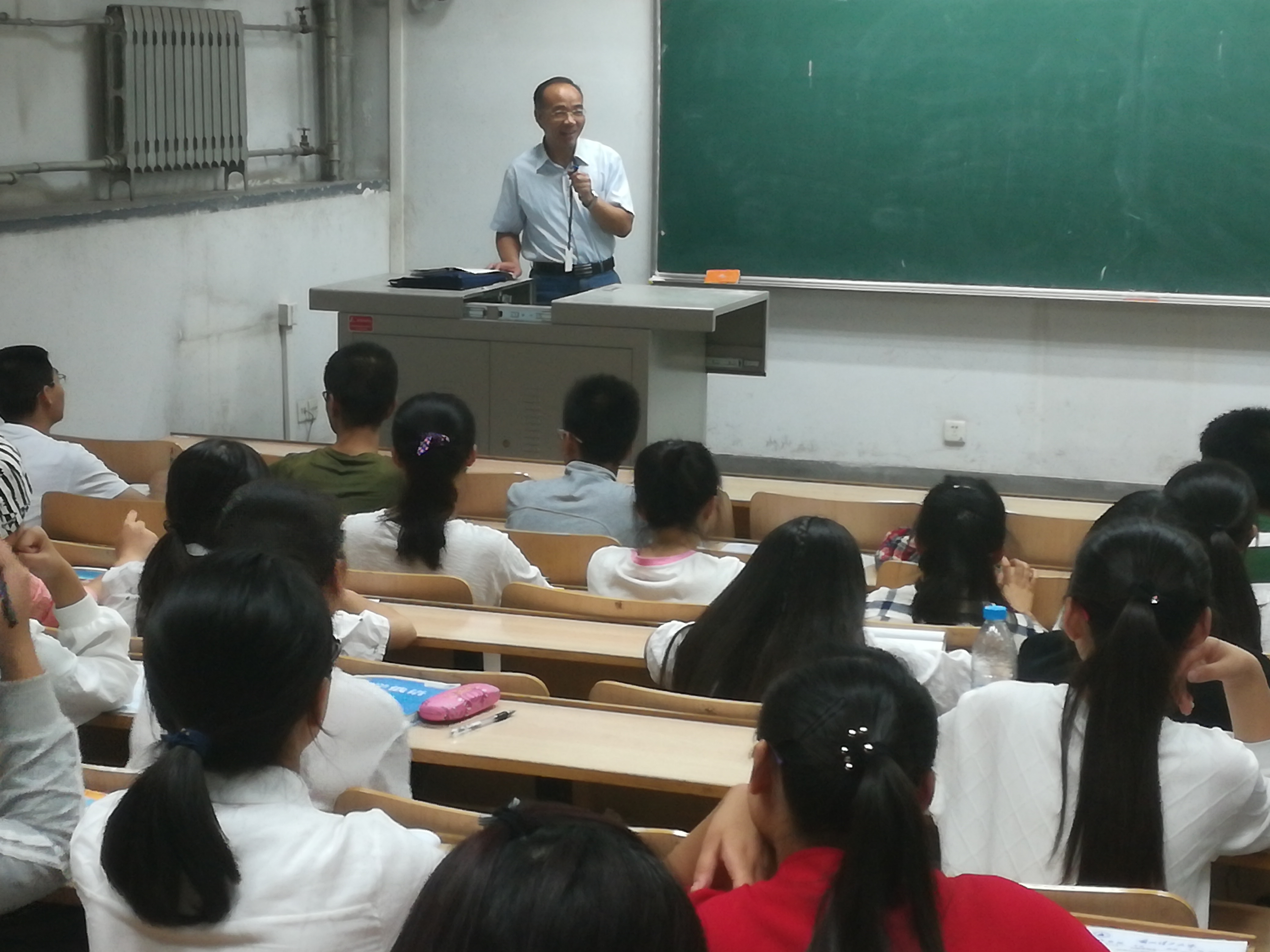            外国语学院张永义教授为新生做“励志成才·践行梦想”主题报告会 