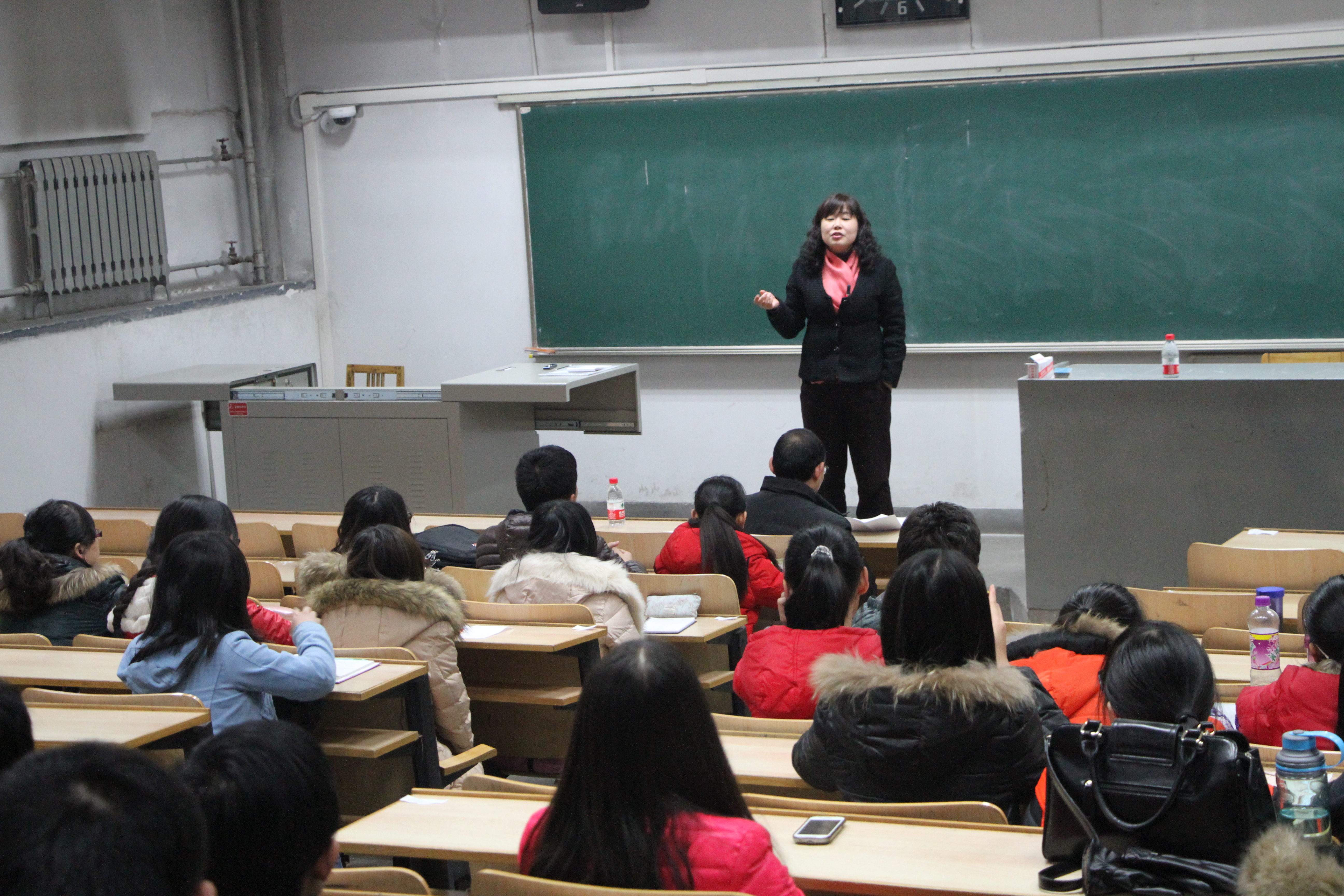            上海外国语大学博士生导师张雪梅教授来我校进行学术交流 