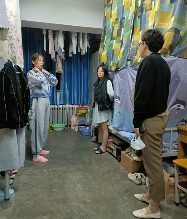 “情浓中秋 心系学生”——外国语学院领导、老师深入学生宿舍慰问学生