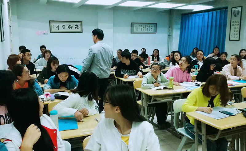            外国语学院开学第一天早晚自习有序进行 