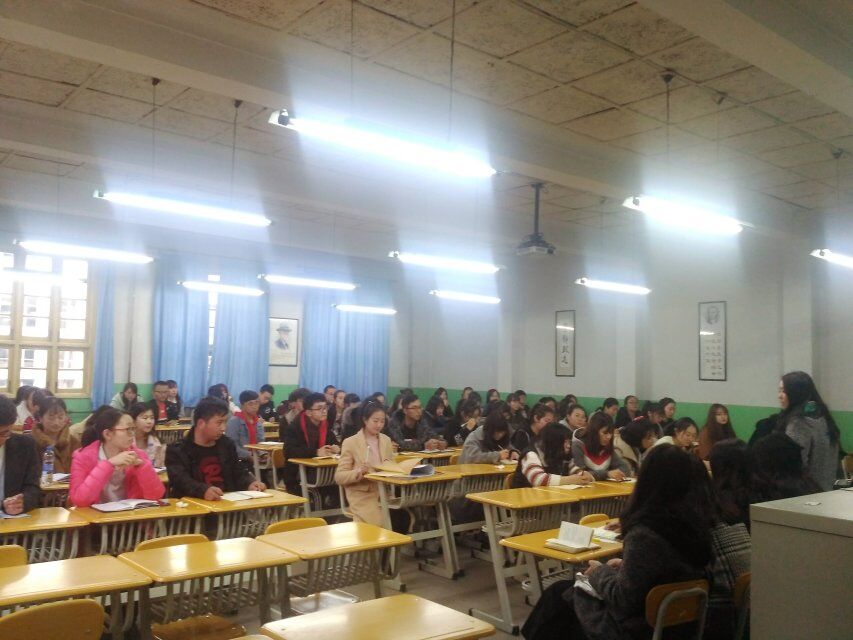            外国语学院团委、学生会召开新学期学生干部大会 