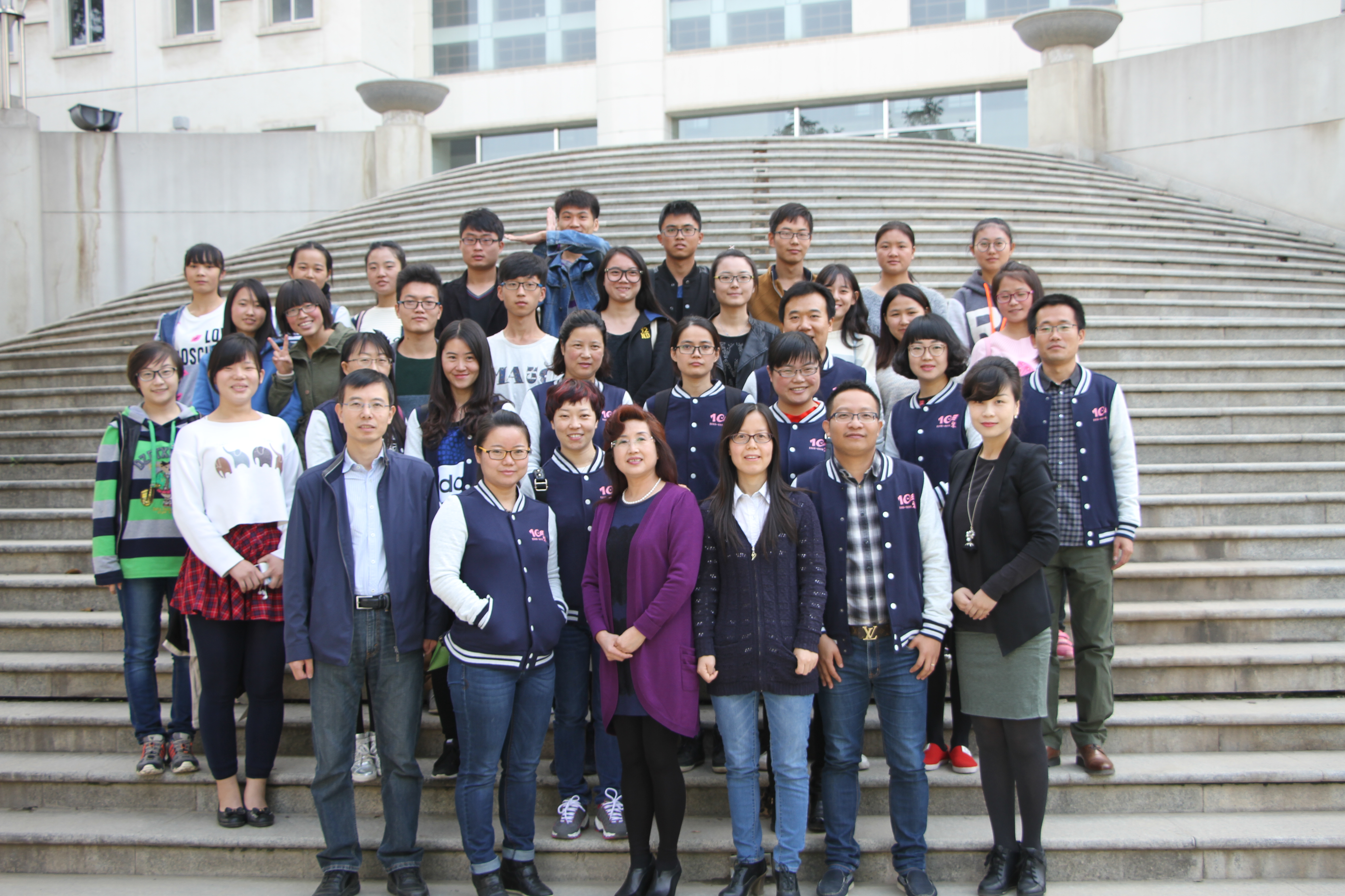            重温校园美好时光，共叙师生浓情厚谊               ——外国语学院2001级英语专业校友“十一”重聚母校