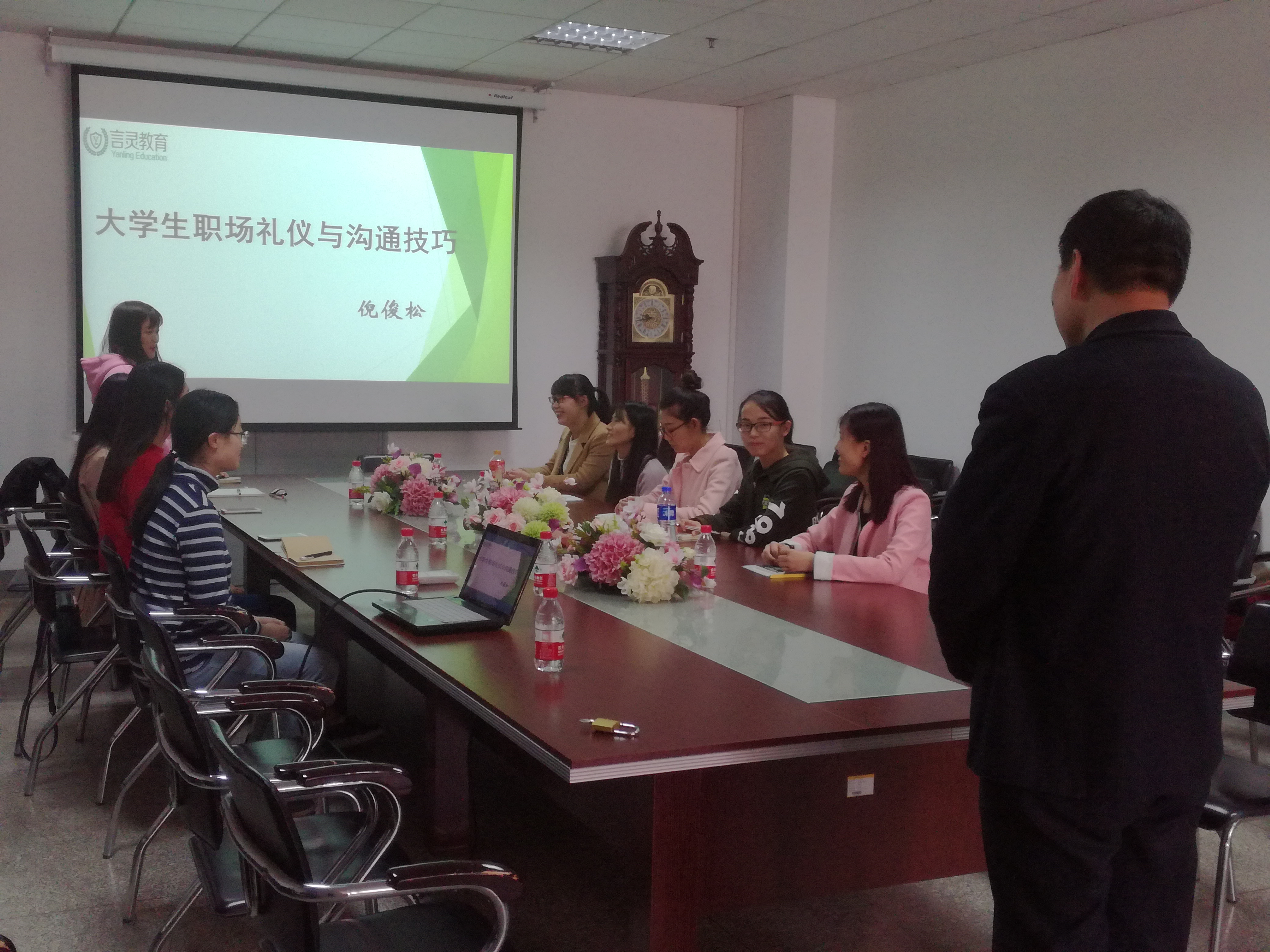            我院为2017届未就业毕业生做专题实训 