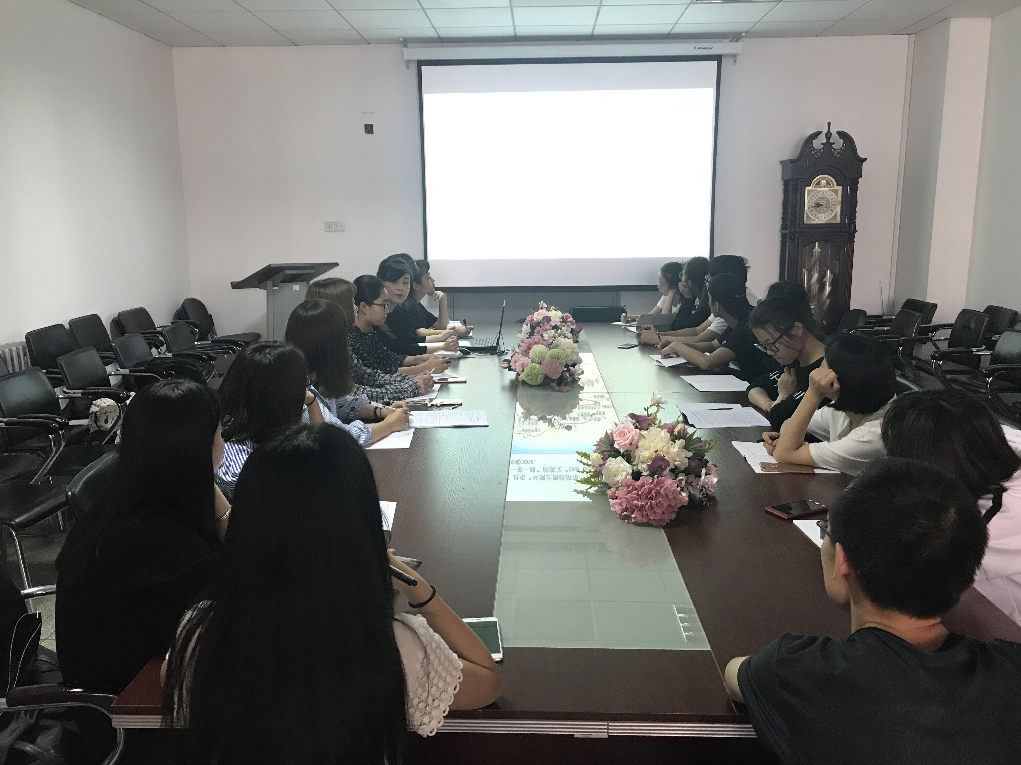            俄语专业学生实习实践专题培训会顺利举行 