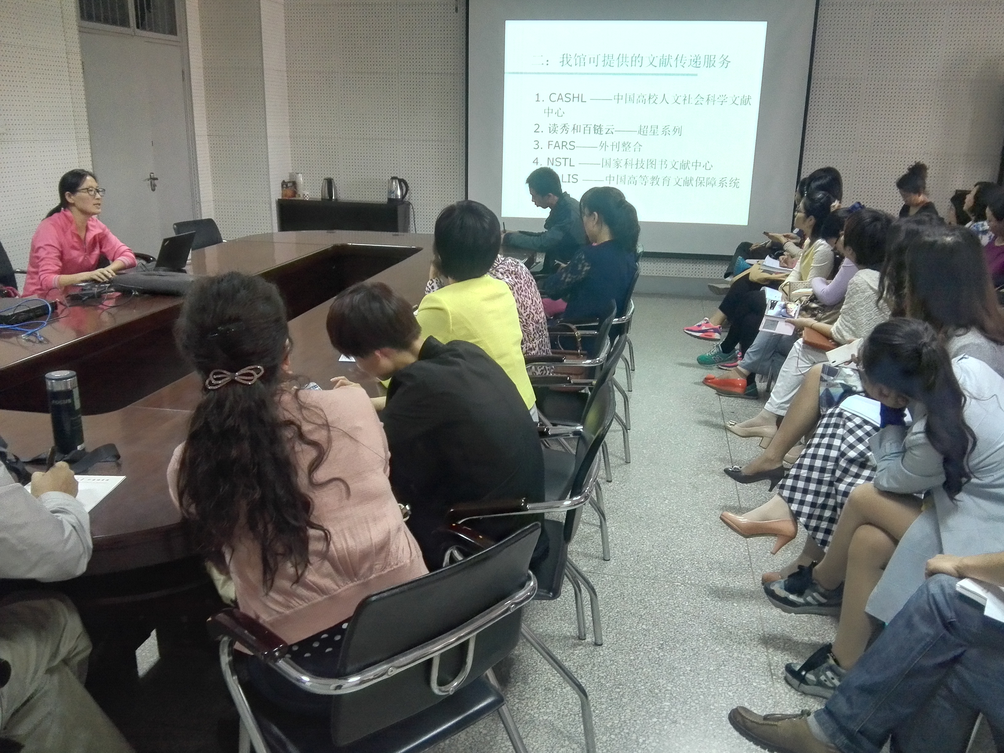            图书馆信息咨询部崔娜老师给外国语学院师生做讲座 
