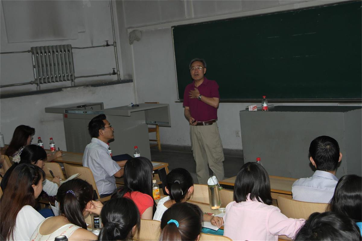            陕西师范大学博士生导师张京鱼教授来我院进行学术交流 