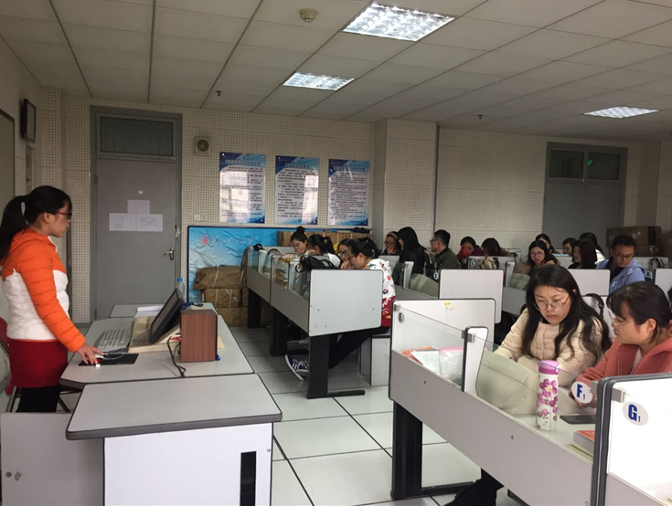            外国语学院召开研究生学术交流会 