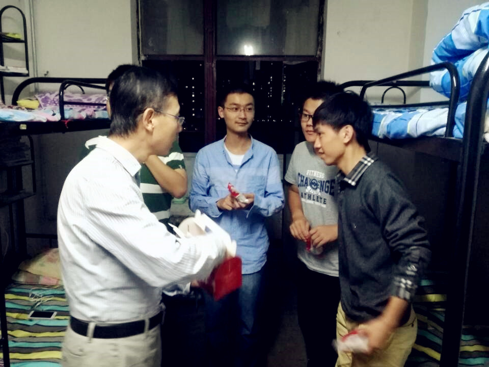            “中秋月圆夜·情暖学子心”外国语学院看望新生 