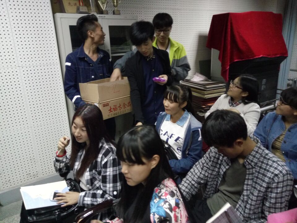            中秋送温暖 关爱在身边               ——外国语学院中秋佳节慰问新生