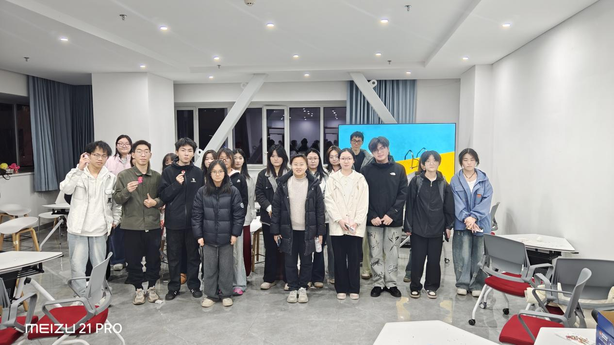 以豆为媒润心育心、以艺践行健康理念 ——外国语学院开展“健康学院、快乐大学”拼豆DIY活动