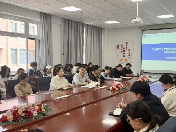 外国语学院召开全体学生干部及宿舍长专题会议