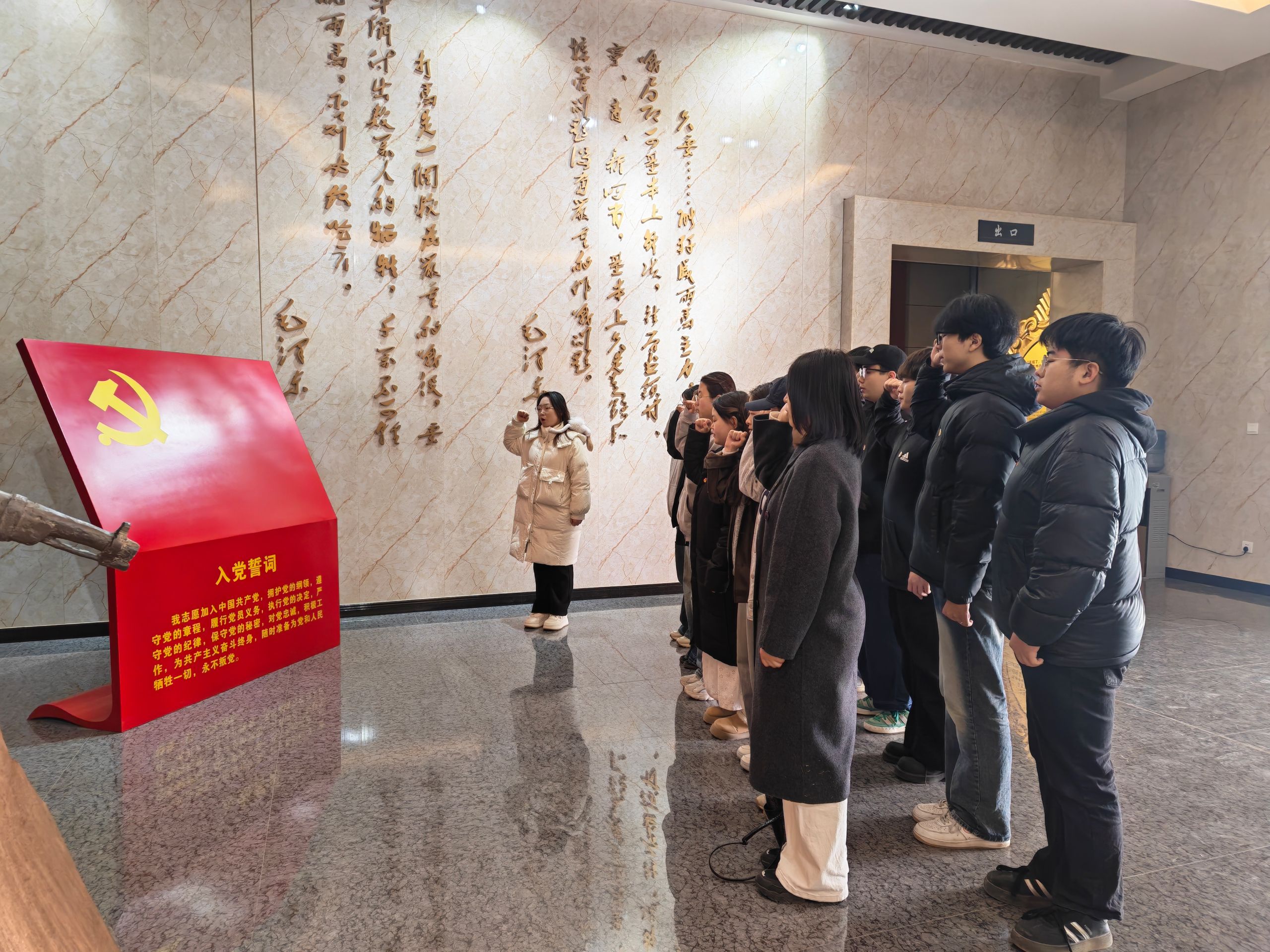 缅怀英烈守初心 赓续血脉担使命 ——外国语学院学生党员赴兰州市烈士陵园开展清明祭扫活动