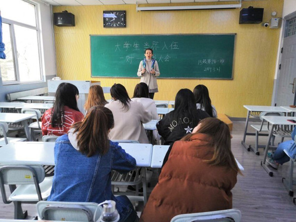            外国语学院毕业生各班召开“毕业生征兵入伍”主题班会 