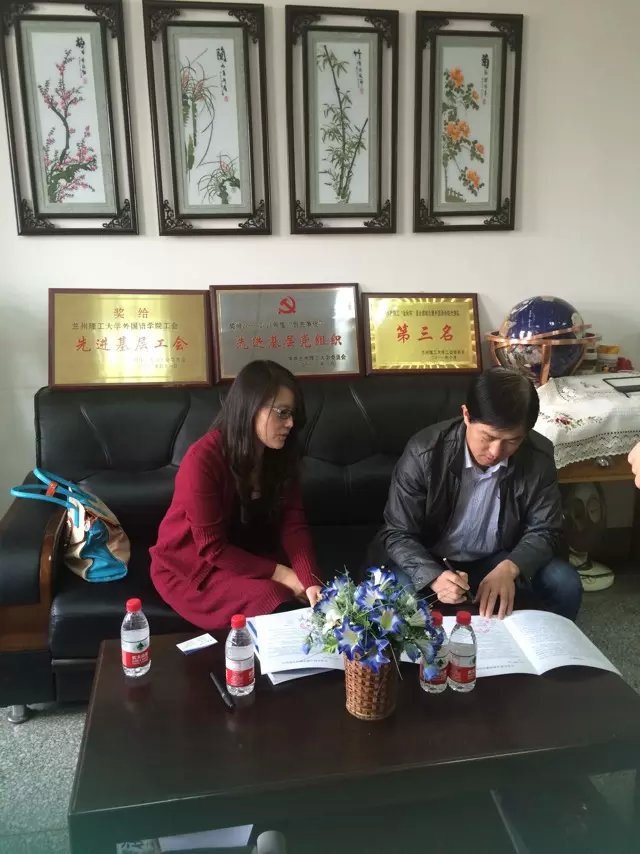            加强院企交流 促进毕业生就业               ——外国语学院与北京宏强富瑞技术有限公司签订就业基地协议